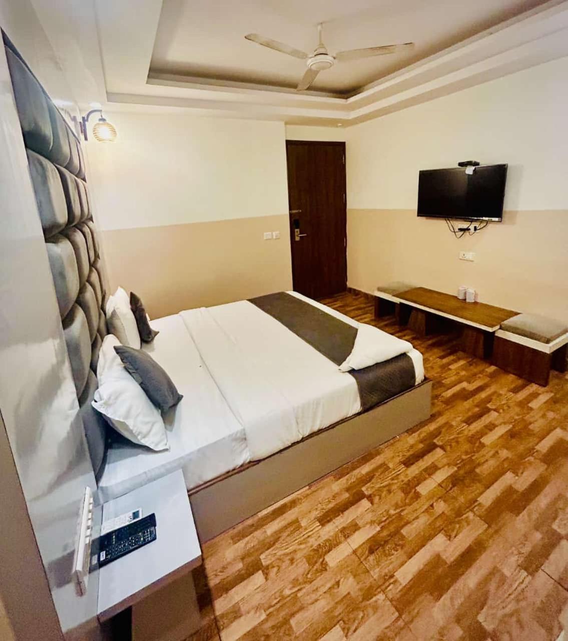 Hotel Airport City New Delhi Exteriör bild