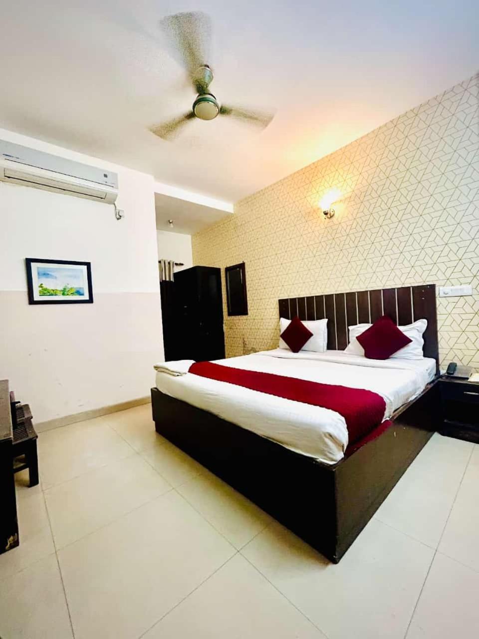 Hotel Airport City New Delhi Exteriör bild