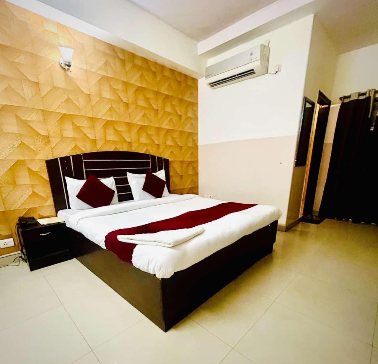Hotel Airport City New Delhi Exteriör bild